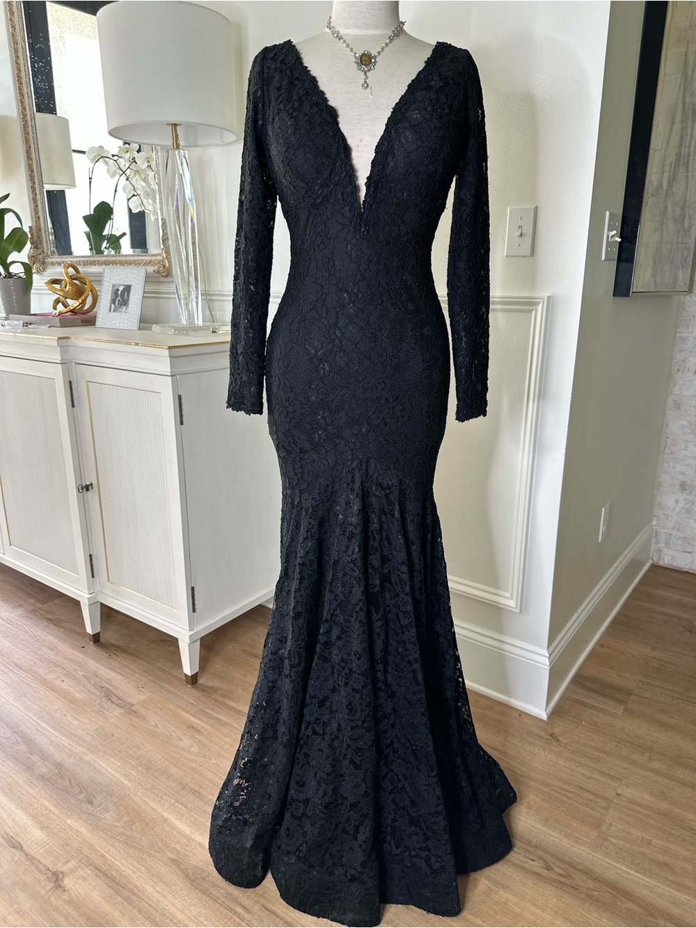 Elegant Black Lace Long-Sleeve Mermaid Dress